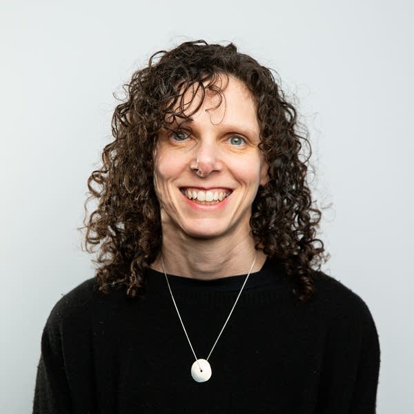 نویسنده مقاله: Alisa Roth